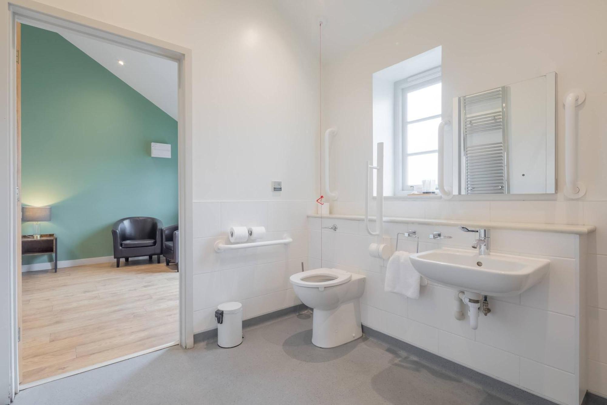 Twin Deluxe Disabled Access And Wet Room With Courtyard View - Newton Cambridge  Exterior photo