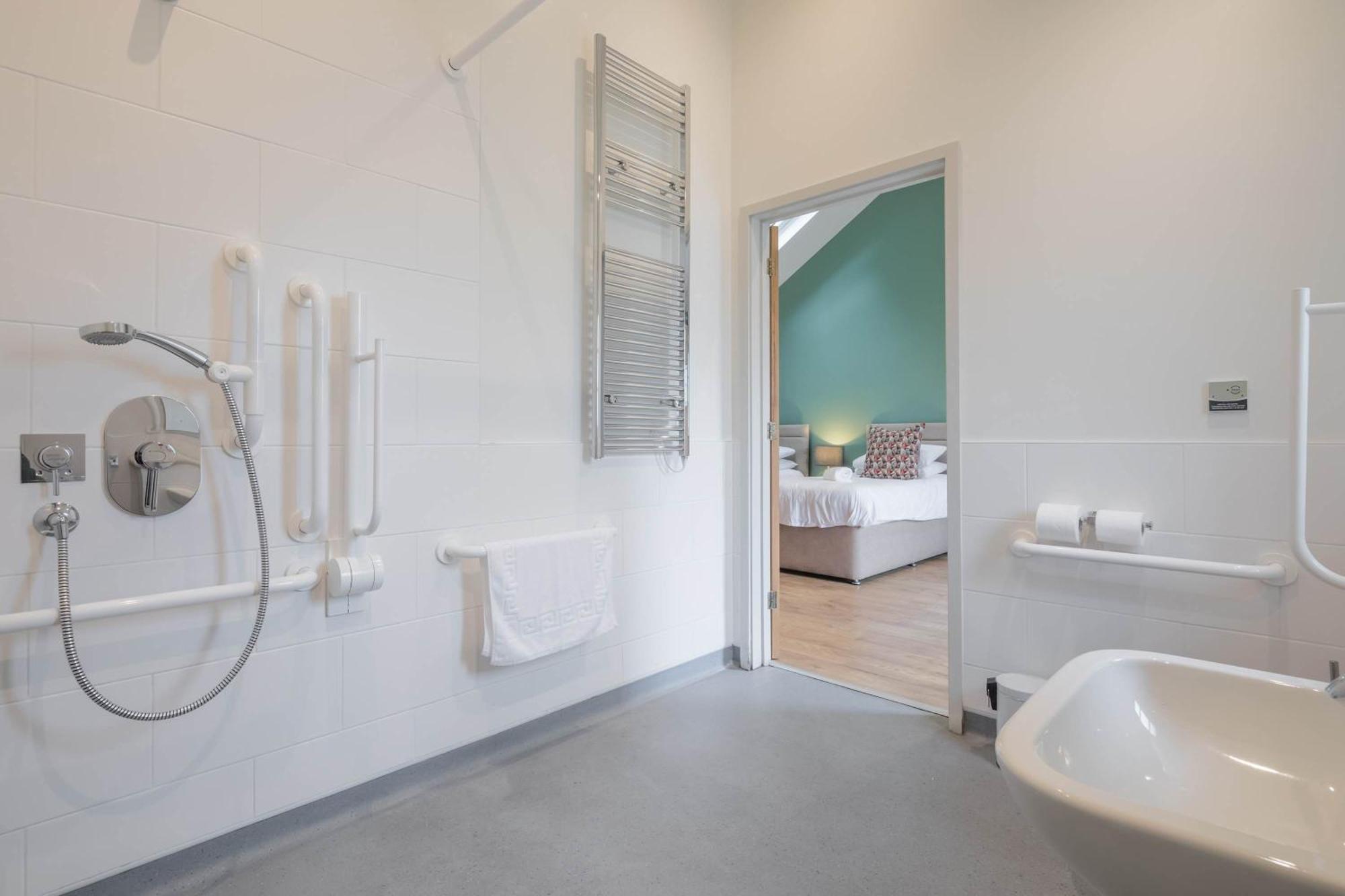 Twin Deluxe Disabled Access And Wet Room With Courtyard View - Newton Cambridge  Exterior photo