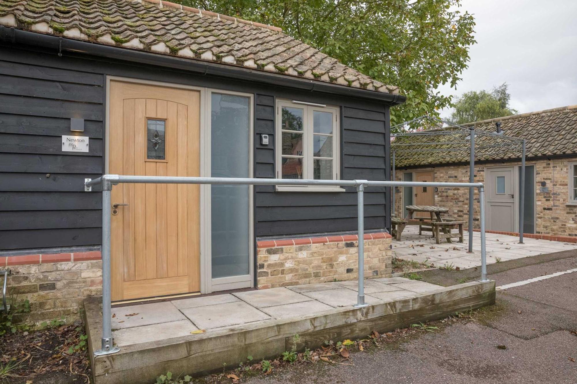 Twin Deluxe Disabled Access And Wet Room With Courtyard View - Newton Cambridge  Exterior photo